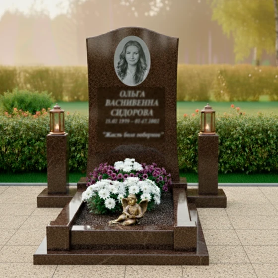 Мемориальный комплекс с арочной стелой, лампами и цветами, гранит Дымовский
