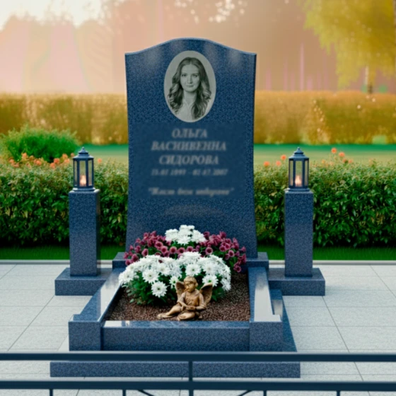 Мемориальный комплекс с арочной стелой, лампами и цветами, гранит Блю Перл