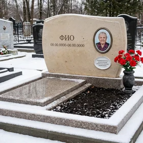 Памятник из светлого известняка в форме монолитной глыбы