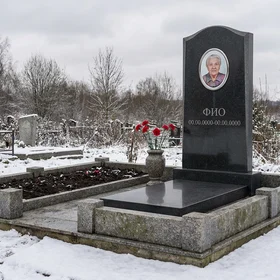 Базальтовый памятник вертикальный с полированной поверхностью