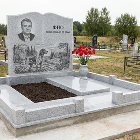 Гранитный памятник охотнику в форме книги с гравировкой дичи