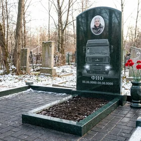 Гранитный памятник дальнобойщику в форме арки с гравировкой грузовика