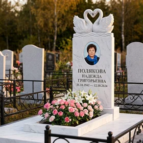 Памятник с парой лебедей из белого мрамора с портретом
