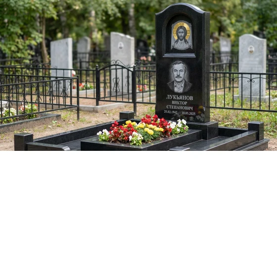 Памятник с иконой христа из габбро-диабаза с золотым нимбом
