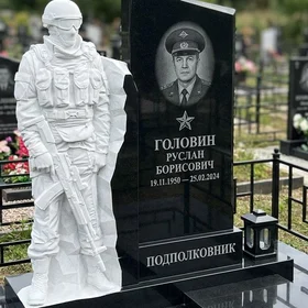 Комбинированный памятник Военному с барельефом солдата и звездой