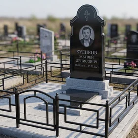 Гранитный памятник с православным крестом